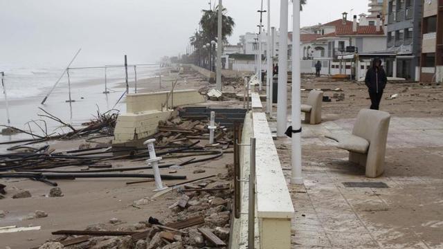 Destrozos del temporal en la playa de Bellreguard.