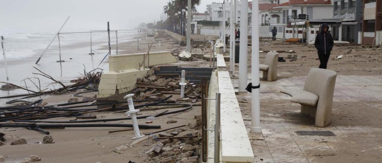 Destrozos del temporal en la playa de Bellreguard.