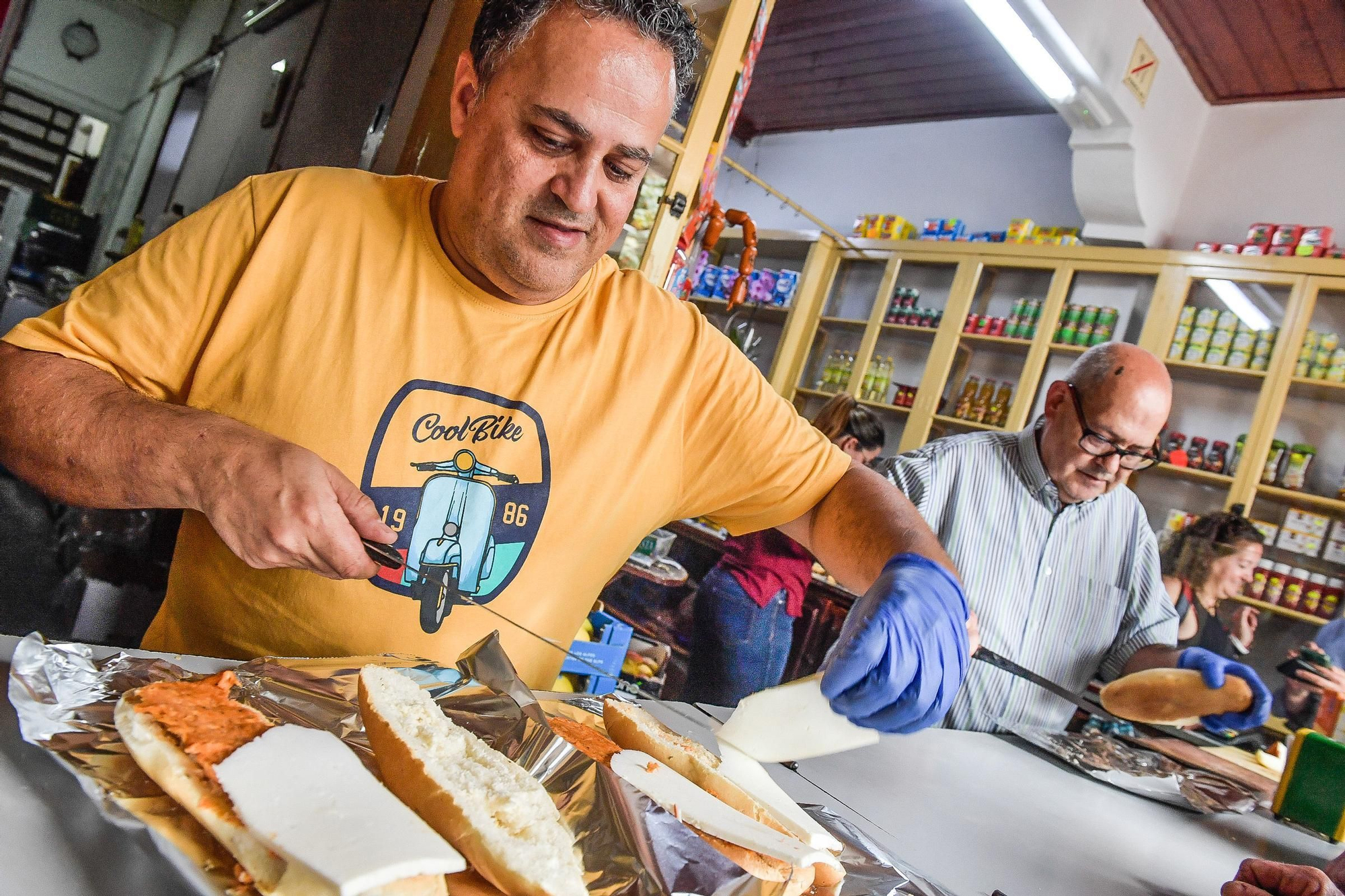 Ultimo día de la tienda de aceite y vinagre de Pepito Falcón en Teror