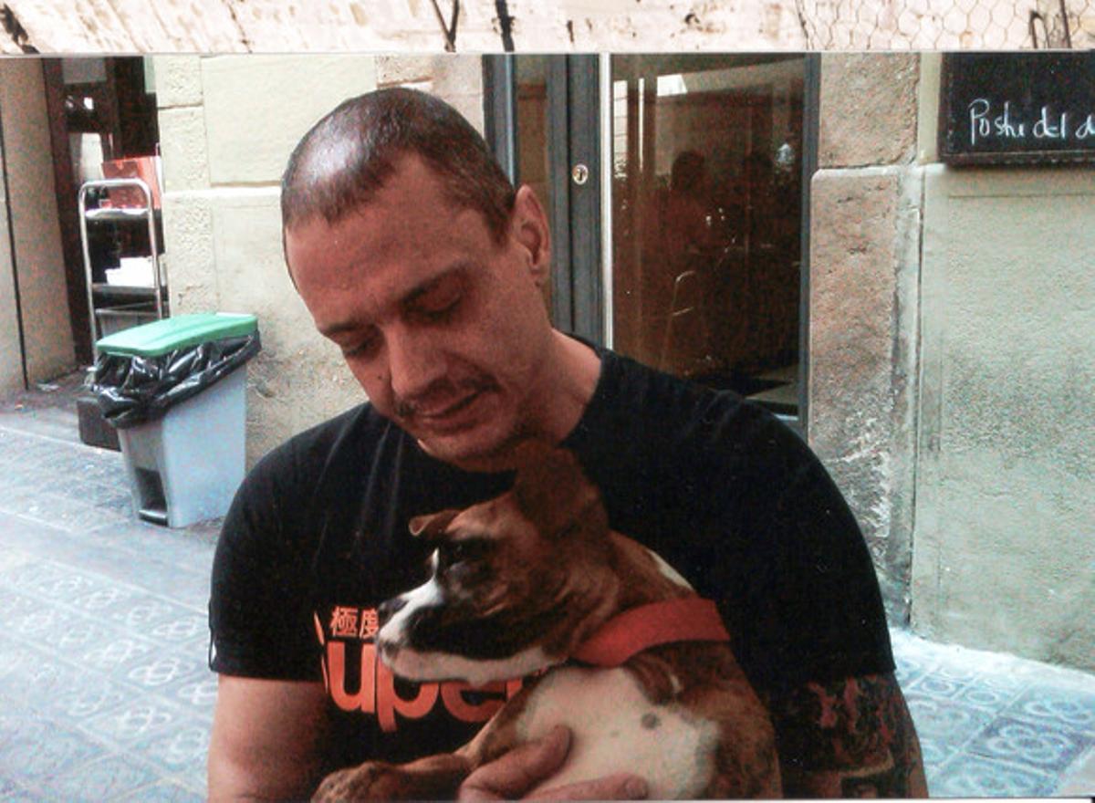 El bòxer de Juan Andrés Benítez ha estat acollit per una parella italiana, veïns del Raval. Sembla que la disputa que va acabar amb la vida del comerciant va començar per la desaparició del gos. El bòxer de Juan Andrés Benítez ha estat acollit per una parella italiana, veïns del Raval. Sembla que la disputa que va acabar amb la vida del comerciant va començar per la desaparició del gos.