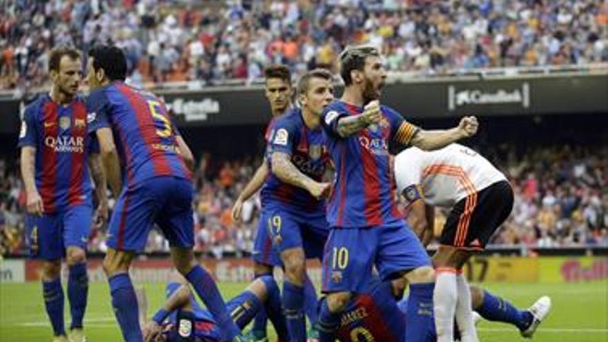 El Barça amarga la fiesta de Mestalla en el suspiro final