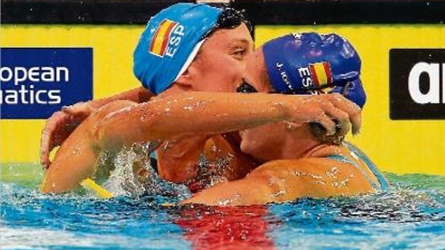 Mireia Belmonte s&#039;abraça amb Judit Ignacio en finalitzar la prova dels 200 metres papallona.