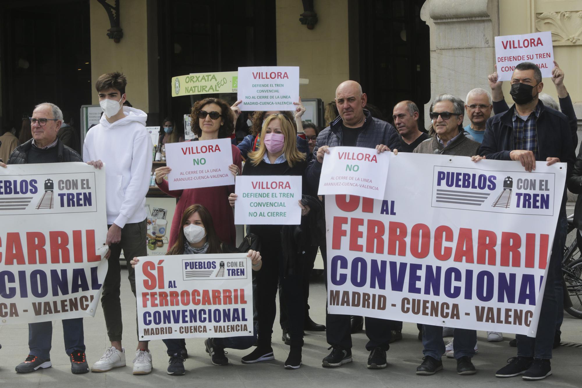 Manifestación en la Estación del Norte para mantener la línea de tren convencional entre Madrid, Cuenca y València