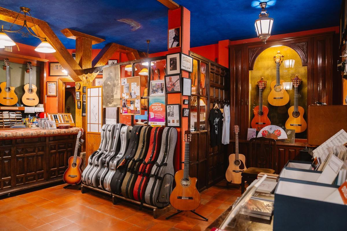 Interior de Guitarras José Ramírez, en Madrid.