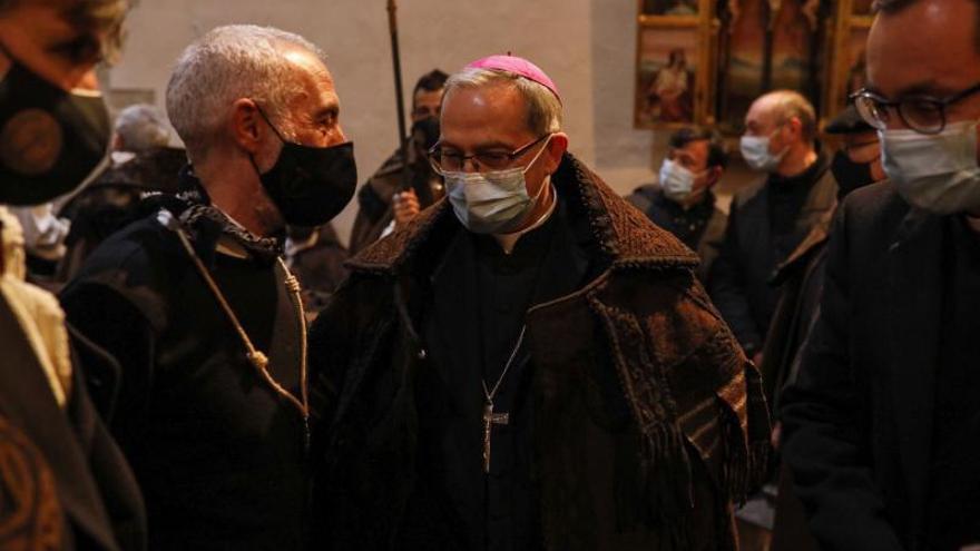El presidente de la Hermandad, Martín Alén, junto al obispo Varela, ataviado con la capa parda.