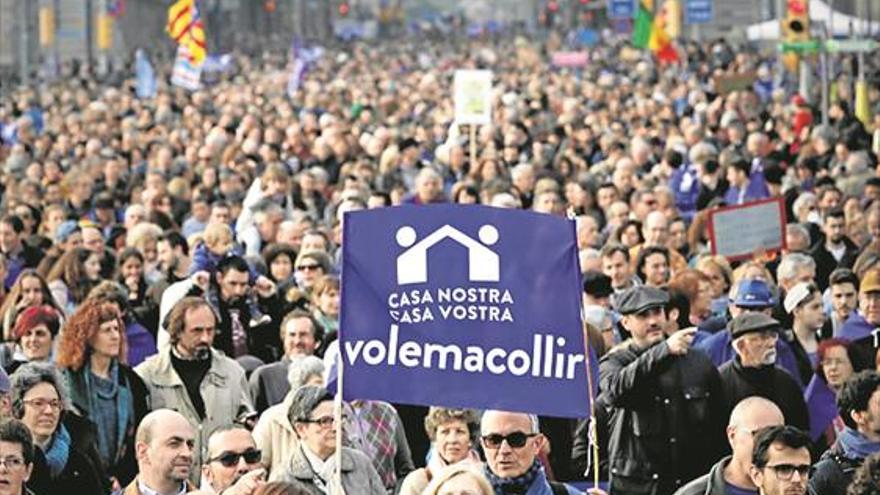 Multitudinaria manifestación en Barcelona en apoyo de los refugiados