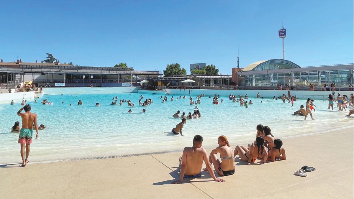 Parece una playa de verdad, pero es una piscina y está en Madrid