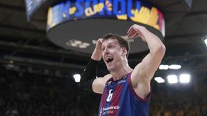 Jan Vesely, pívot del Barcelona, celebra una canasta.