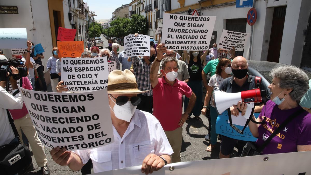 Vecinos del casco histórico cortan la calle San Fernando contra el "vaciado de residentes"