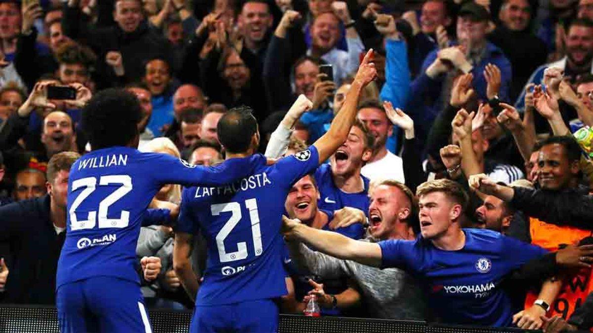 Los aficionados del Chelsea celebrando un gol