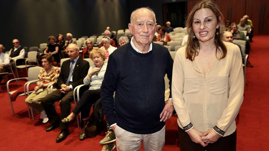 José Ramón García y Virginia Gil Torrijos, ayer, en el Club Prensa Asturiana. | Irma Collín