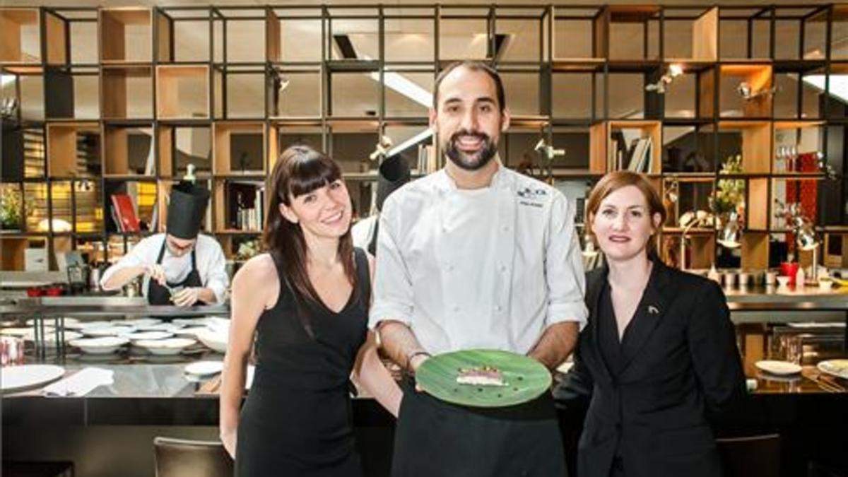 Maria Sainz, Juan Pretel y Audrey Doré, el el comedor de Roca Moo. Foto: Cecilia de Fátima