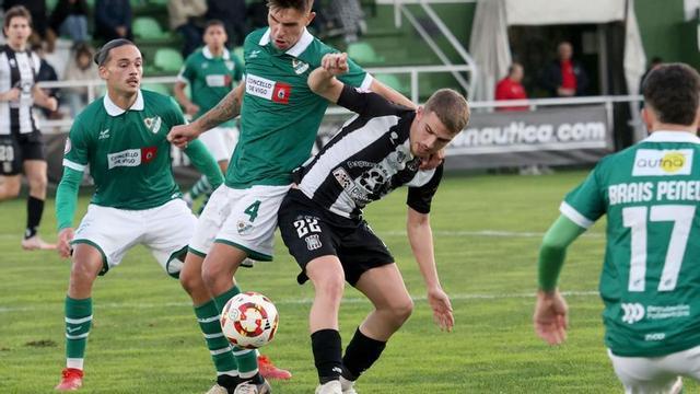 Dani Pereiro, del Coruxo, lucha por un balón con Aarón, del Escobedo, durante el partido disputado en O Vao. |  José Lores