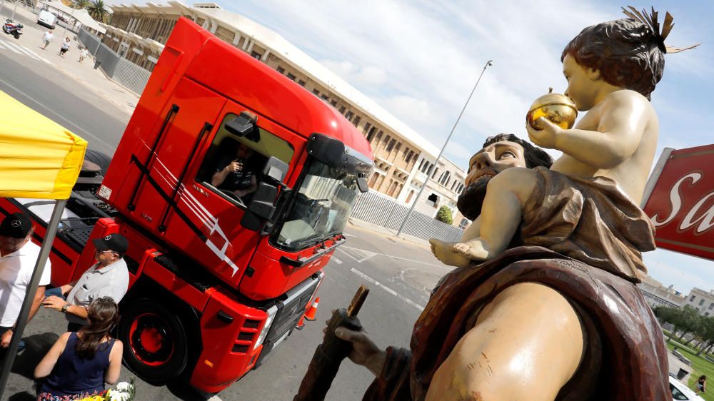 Procesión de camiones de la federación valenciana de empresarios de transporte
