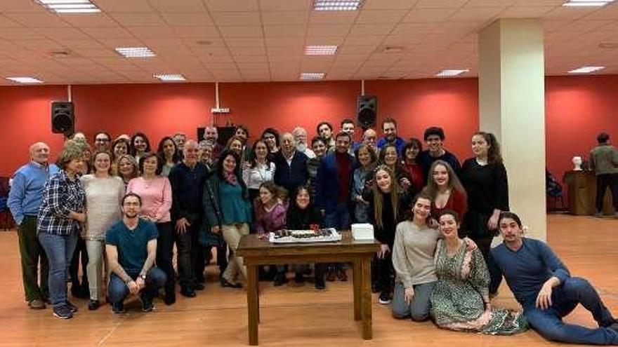 Los miembros de la Capilla Polifónica, ayer, antes de soplar las velas de sus bodas de oro.