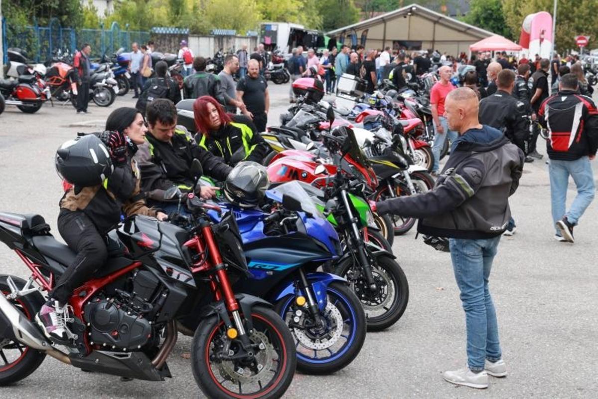 Aficionados en sus motos, ayer, en la concentración.