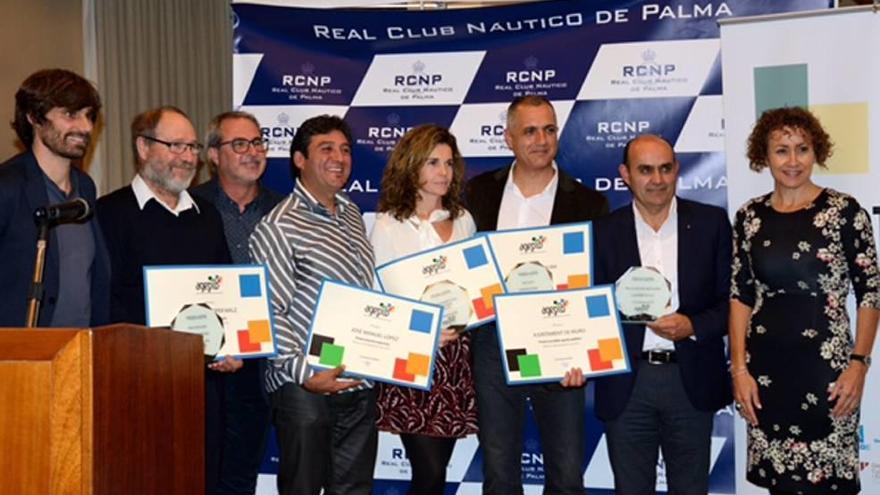 Los premiados posan con sus distinciones.