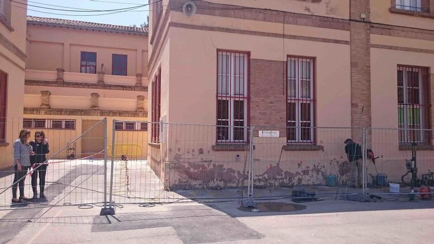 Refuerzan de forma urgente una estructura de un colegio de Sagunt