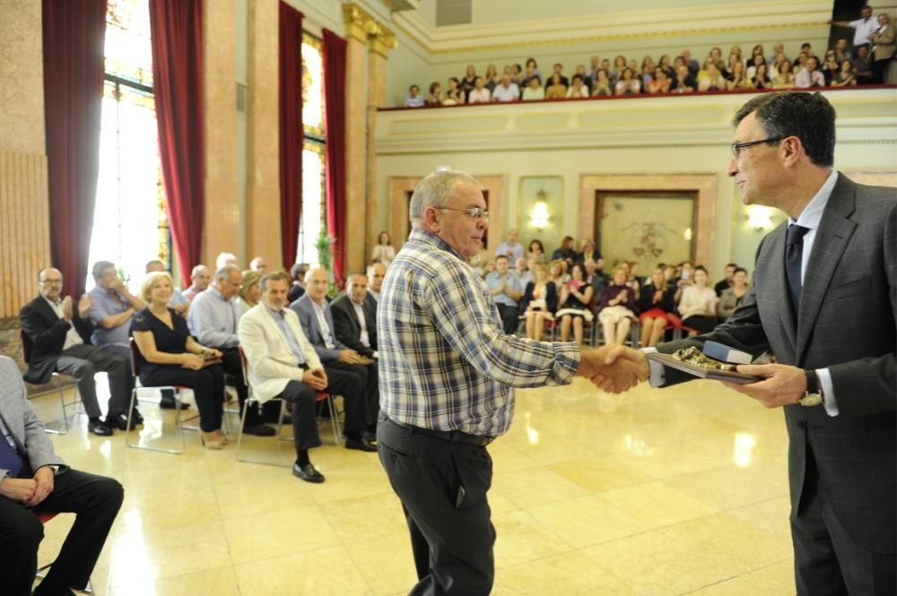 Homenaje a los 39 funcionarios municipales que se jubilan durante este 2016