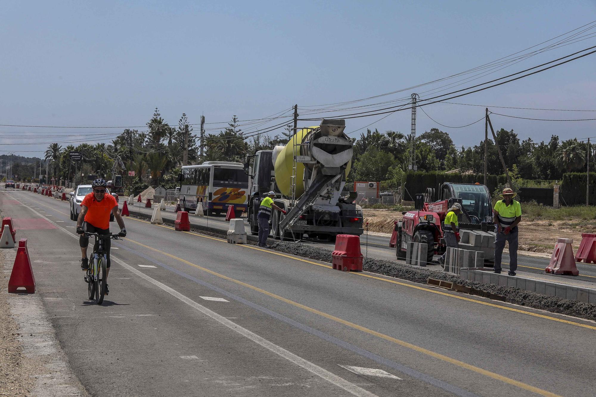 Las obras en el vial entre Elche y Santa Pola aceleran con la extension de la mediana y dos nuevas rotondas