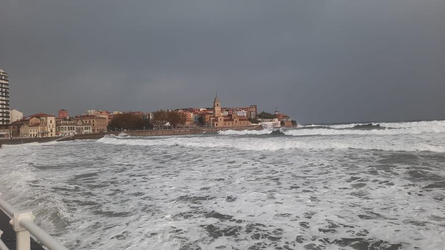 Los efectos de la borrasca "Ciarán" en Gijón