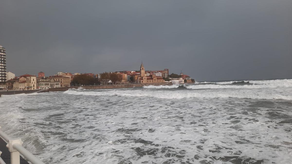 Oleaje en la playa de San Lorenzo, esta mañana.