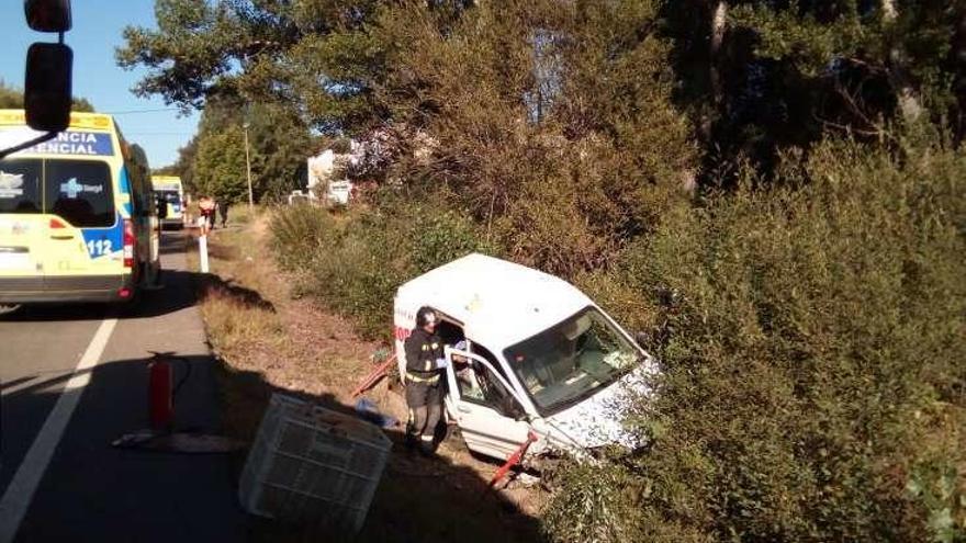 Una mujer herida tras una colisión entre una furgoneta y un turismo en Cobreros