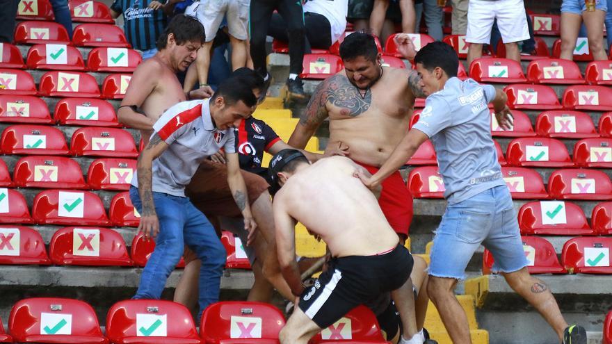 Varios aficionados se pelen durante la disputa del Querétaro-Atlas.