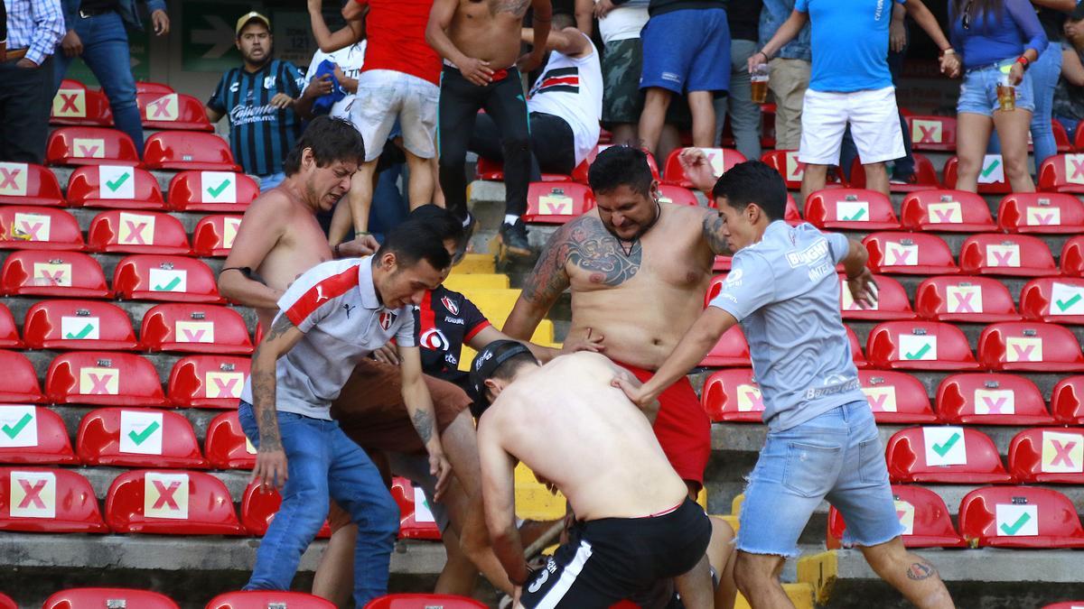 Una pelea entre hinchas durante un partido de fútbol en México acaba con 22 heridos