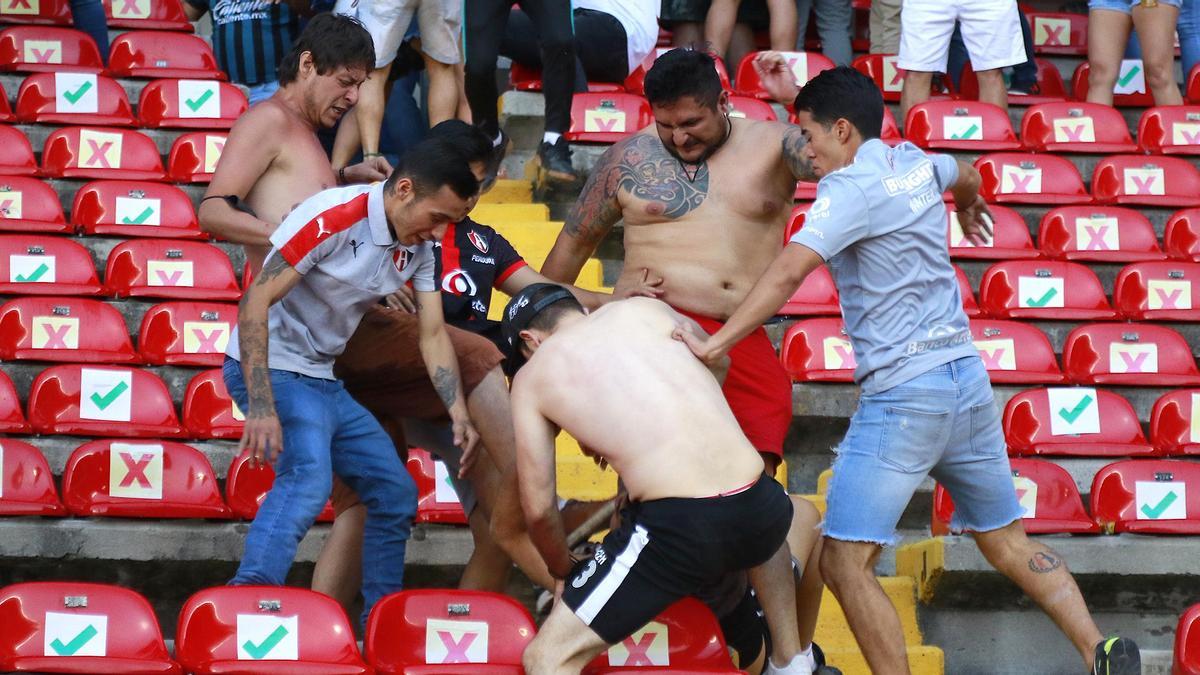 Una pelea entre hinchas durante un partido de fútbol en México acaba con 22 heridos