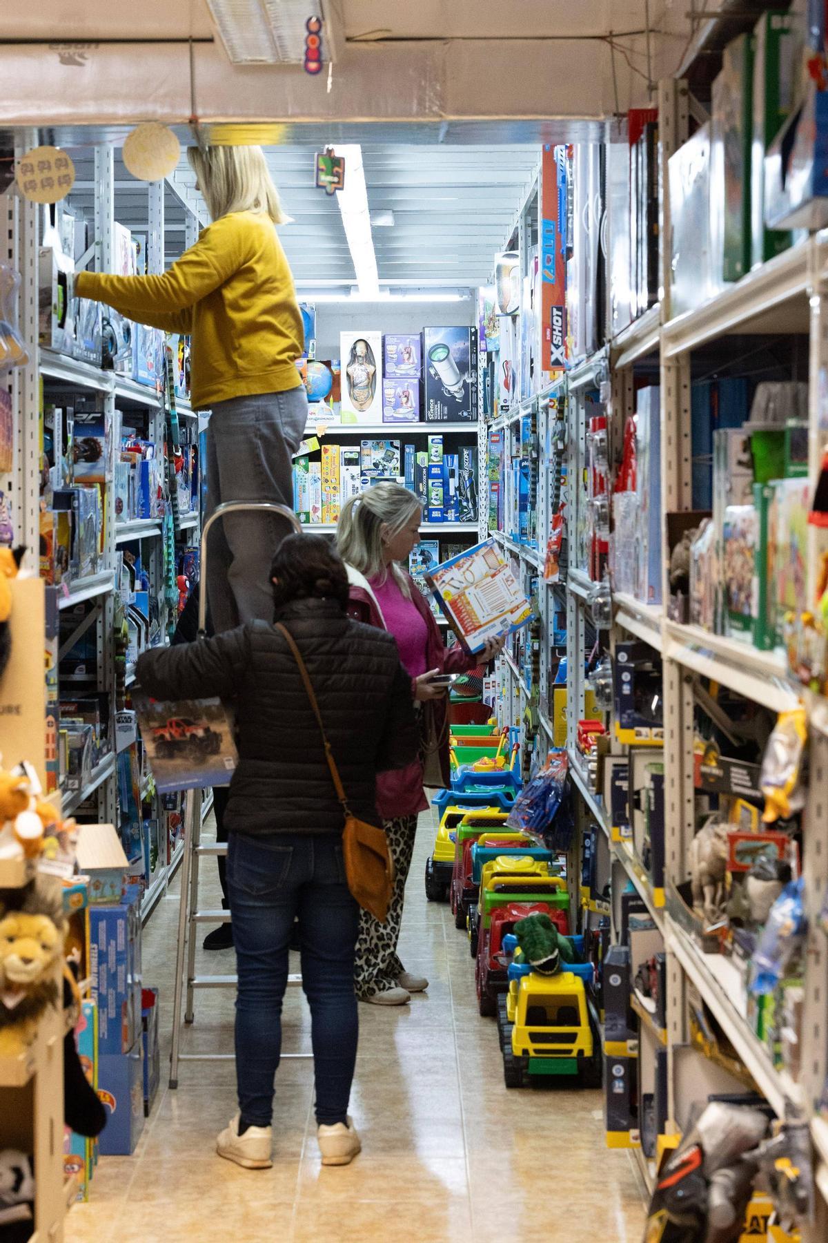 Galería de imágenes de una juguetería en la previa de Navidad y Reyes