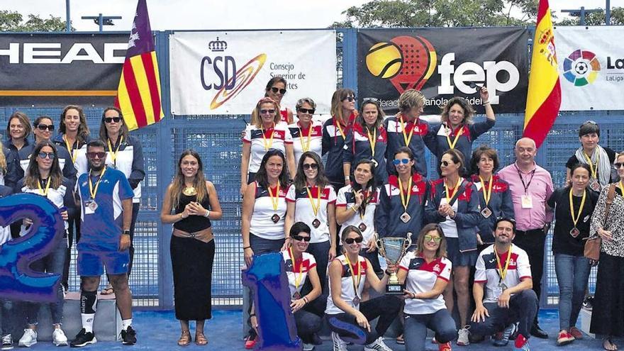 Las jugadoras de la Selección Balear en el podio del campoenato de España disputado en el Palma Pádel