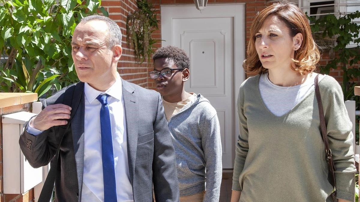 Jesús Gutiérrez, Yannick Ngankam y Malena Alterio, en la tercera temporada de 'Vergüenza'