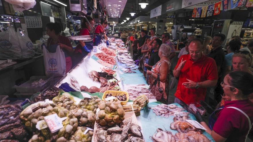 Un puesto de venta de alimentos de pescado en Palma.