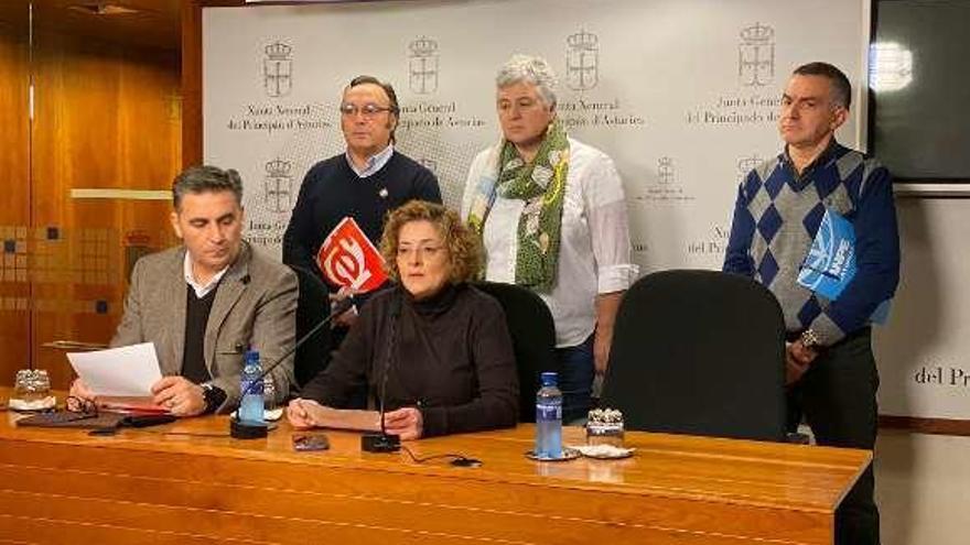 La diputada Gloria García (sentada), con representantes del comité de empresa de los profesores de Religión, ayer.