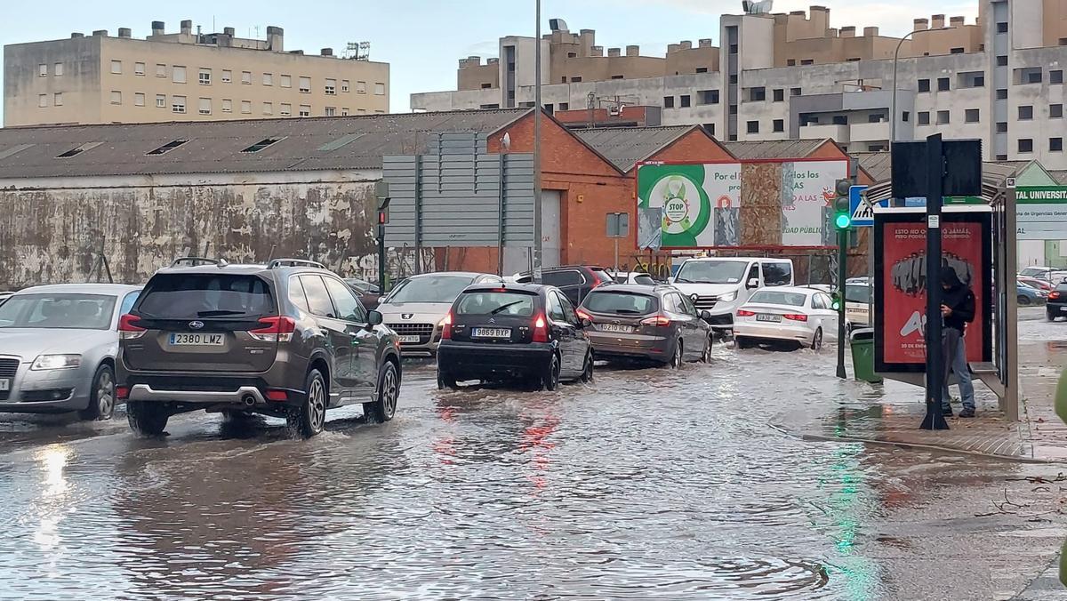 Balsa de agua en una carretera cerca del hospital Reina Sofía durante las últimas lluvias.