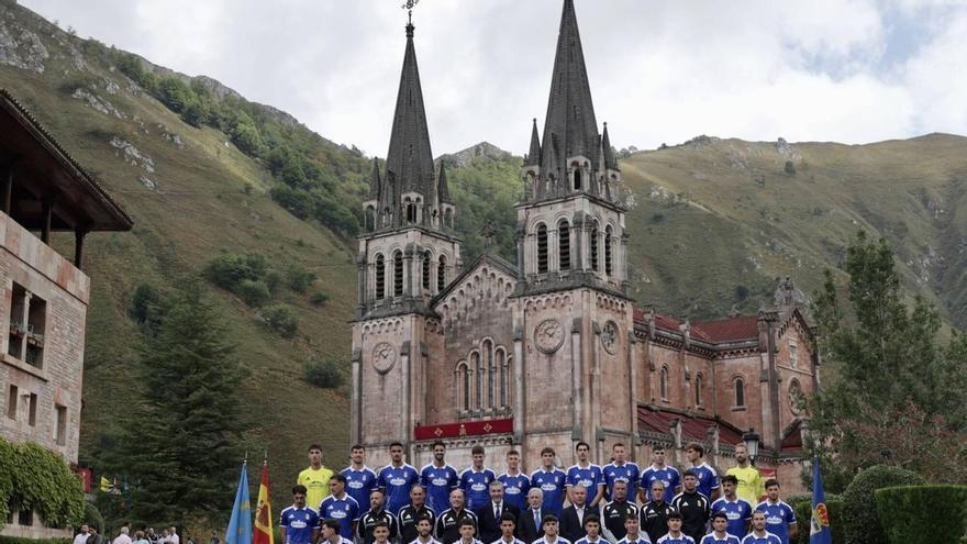 EN IMÁGENES: el Real Oviedo, con Jesús Martínez a la cabeza, visita Covadonga