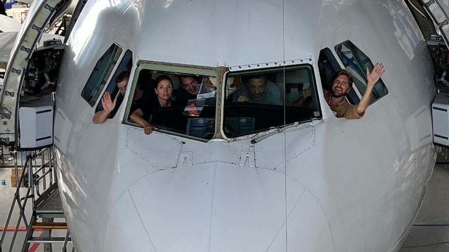 Regisseur Ruben Östlund winkt glücklich aus einem Airbus 330.