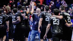 Paulo Pereira y sus jugadores celebran el pleno