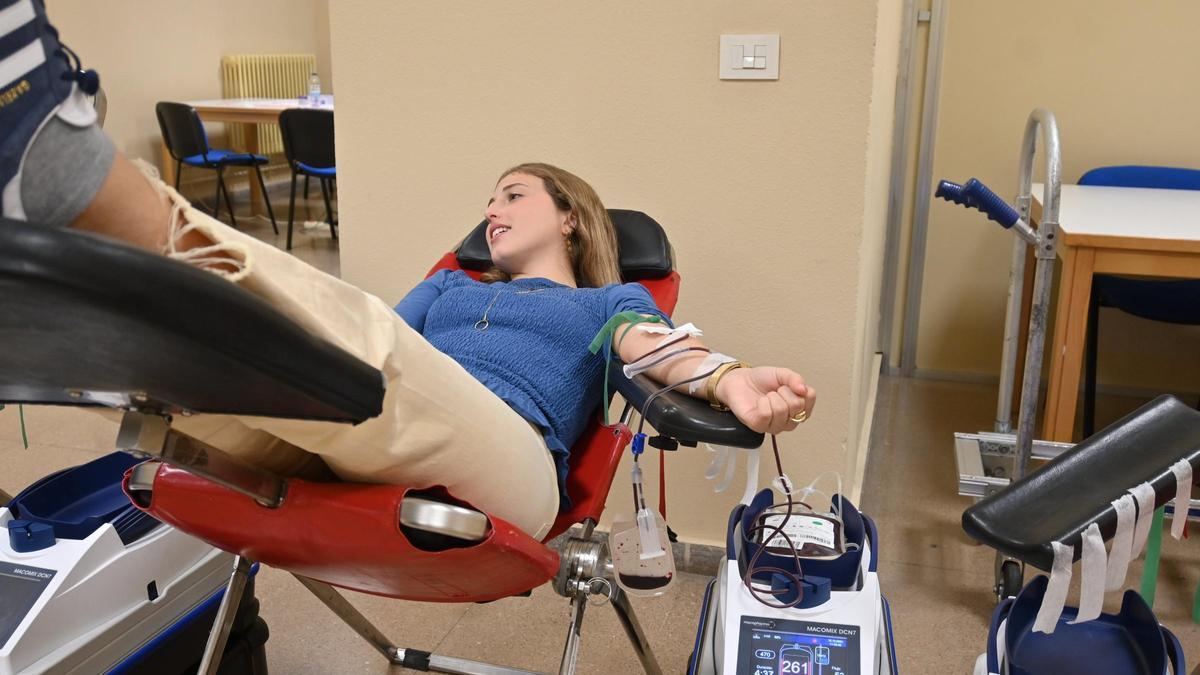 Una estudiante de la Universidad de Zaragoza realiza una donación de sangre.