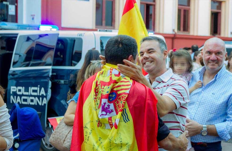 Recibimiento en Badajoz de los policías nacionales desplazados en Cataluña