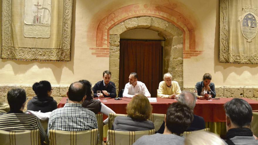 Alcalde, organizador de las jornadas, ponente y concejala en la inauguración, ayer en el Parador.