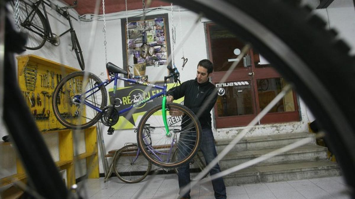 Ferran Simarro da los últimos toques a una bicicleta que ha restaurado.