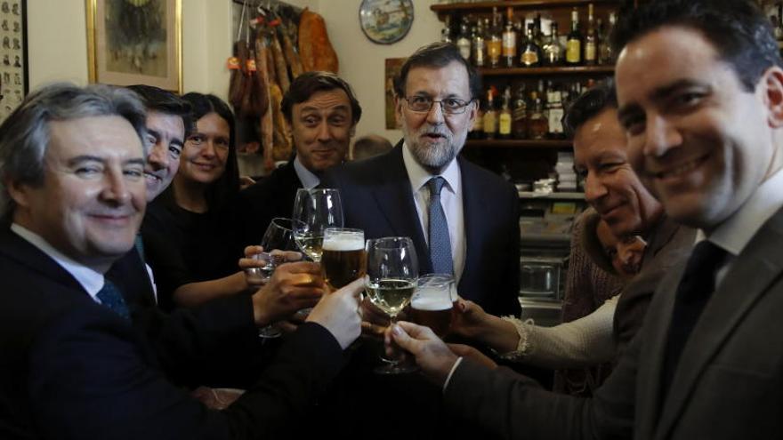 Rajoy festeja la Navidad con diputados del PP en el bar &#039;Mariano&#039;.