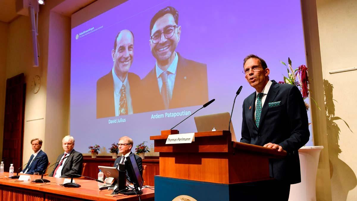 Nobel de Medicina para Julius y Patapoutian por sus hallazgos sobre el tacto. En la foto, sus rostros en la pantalla, durante el anuncio de los premios, en Estocolmo. 