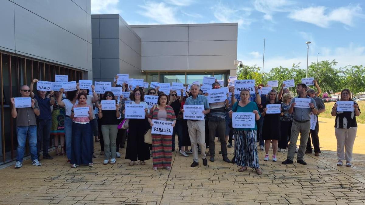 Concentración a las puertas del Palacio de Justicia de Badajoz.