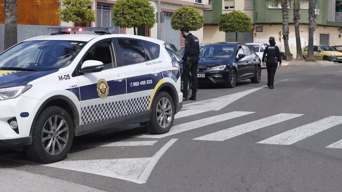 Patrulla de la Policia Local de Alzira en una imagen de archivo.