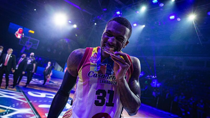 Dylan Ennis muerde la medalla de bronce conquistada en la Champions.