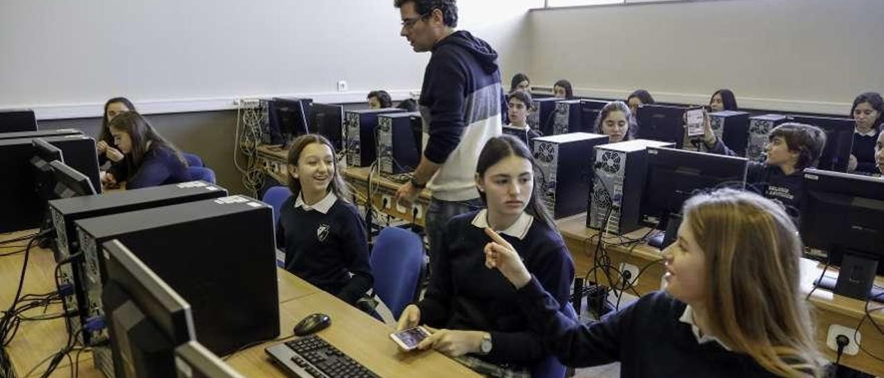 Los alumnos, con Ramón Rubio, en un aula de Informática.