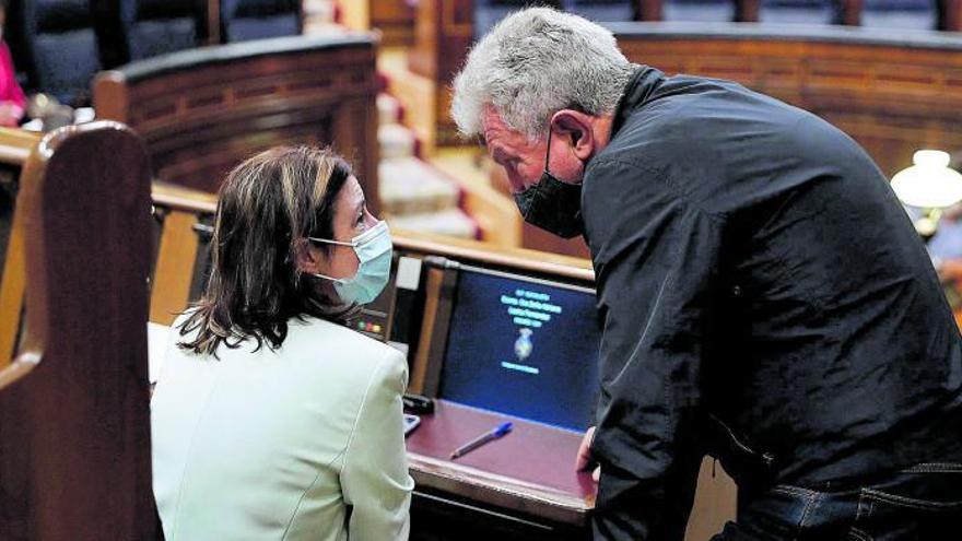 La portavoz socialista Adriana Lastra conversa con el diputado de Nueva Canarias, Pedro Quevedo. | | EFE